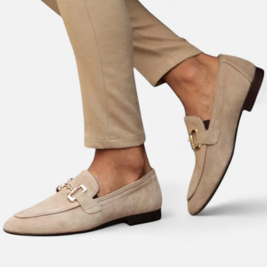 Velour Mode | Mocassins Homme en Suède avec Barrette Métallique – Élégance Discrète, Finition Luxe
