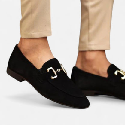 Velour Mode | Mocassins Homme en Suède avec Barrette Métallique – Élégance Discrète, Finition Luxe